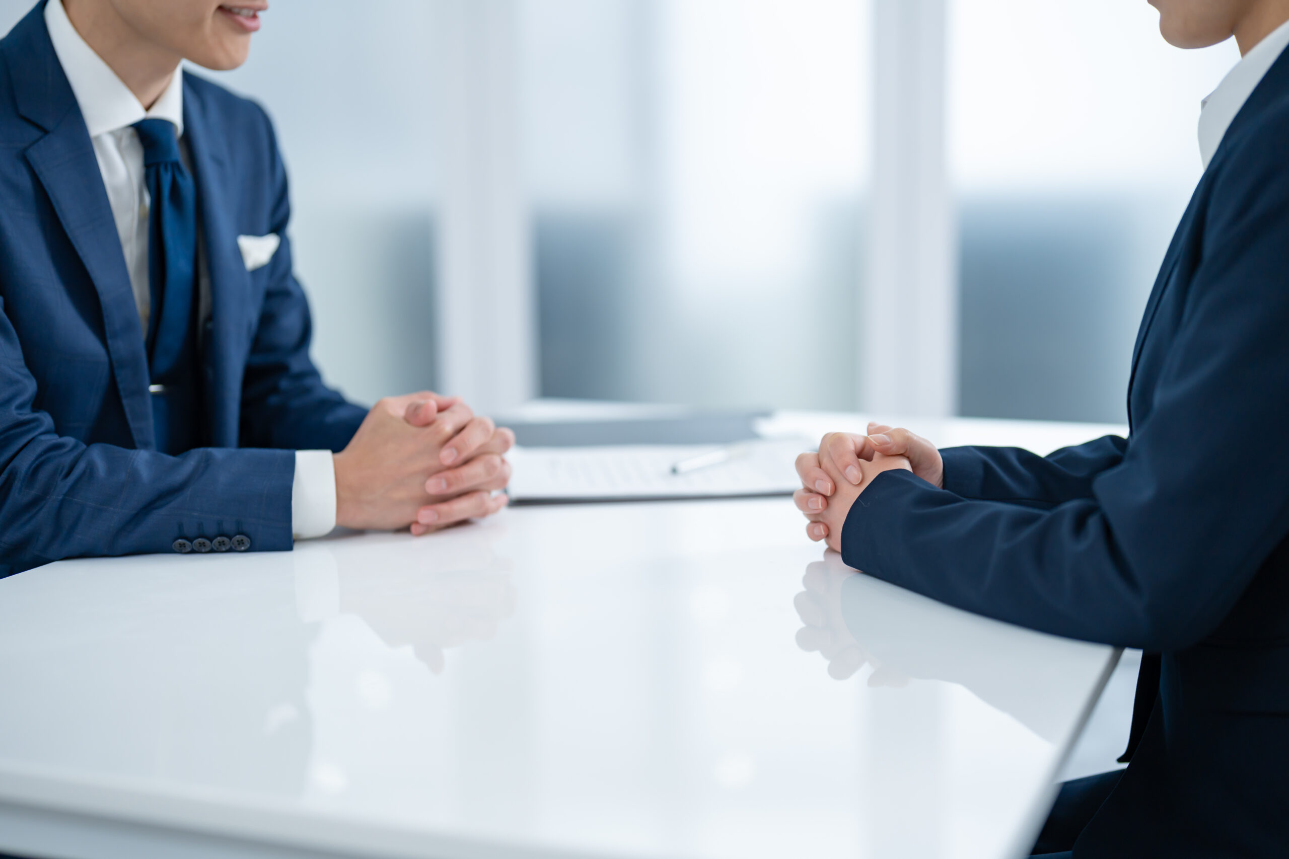 会議をする若手のビジネスマン