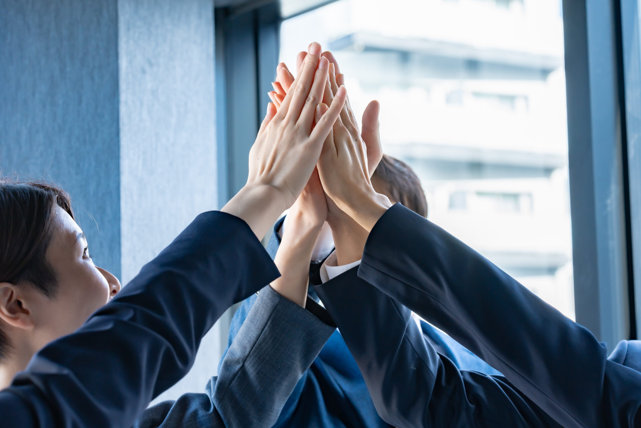 ハイタッチをするビジネスマン